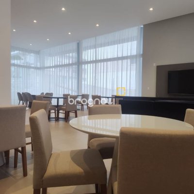 Apartamento com 72m², 2 quartos (sendo 1 suíte), 2 garagens, no bairro João Paulo em Florianópolis