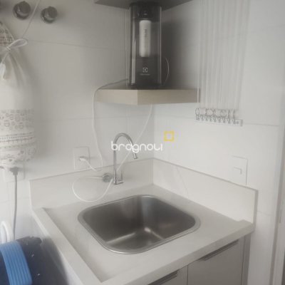 Apartamento com 72m², 2 quartos (sendo 1 suíte), 2 garagens, no bairro João Paulo em Florianópolis