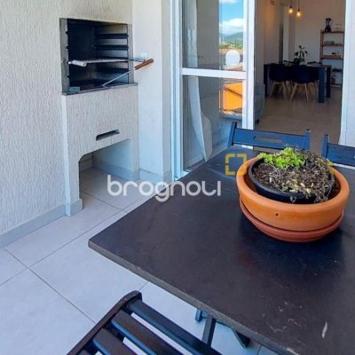 Apartamento com 81m², 3 quartos (sendo 1 suíte), 2 garagens, no bairro Campeche em Florianópolis