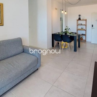 Apartamento com 81m², 3 quartos (sendo 1 suíte), 2 garagens, no bairro Campeche em Florianópolis