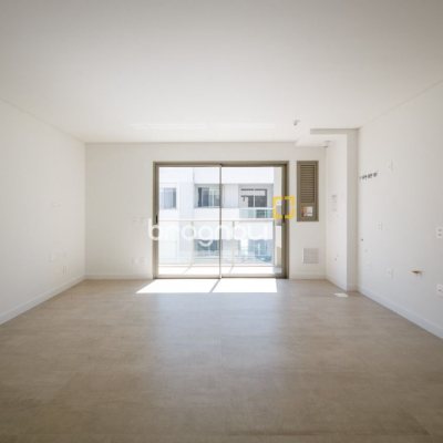 Apartamento com 96m², 2 quartos (sendo 2 suítes), 2 garagens, no bairro João Paulo em Florianópolis