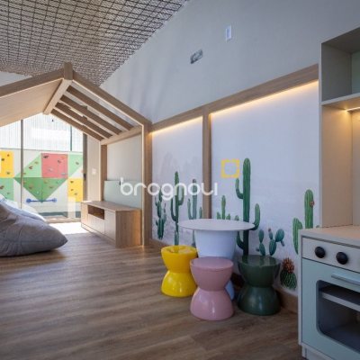 Apartamento com 96m², 2 quartos (sendo 2 suítes), 2 garagens, no bairro João Paulo em Florianópolis