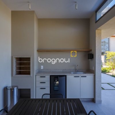 Apartamento com 96m², 2 quartos (sendo 2 suítes), 2 garagens, no bairro João Paulo em Florianópolis