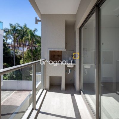 Apartamento com 96m², 2 quartos (sendo 2 suítes), 2 garagens, no bairro João Paulo em Florianópolis