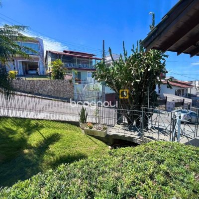 Casa com 348m², 5 quartos (sendo 2 suítes), 5 garagens, no bairro Centro em São José