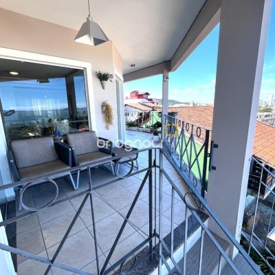 Casa com 348m², 5 quartos (sendo 2 suítes), 5 garagens, no bairro Centro em São José