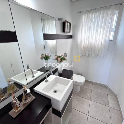 Casa com 348m², 5 quartos (sendo 2 suítes), 5 garagens, no bairro Centro em São José
