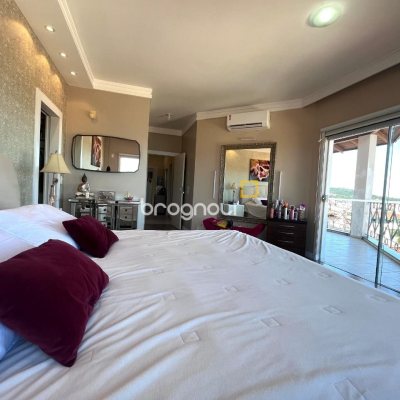 Casa com 348m², 5 quartos (sendo 2 suítes), 5 garagens, no bairro Centro em São José