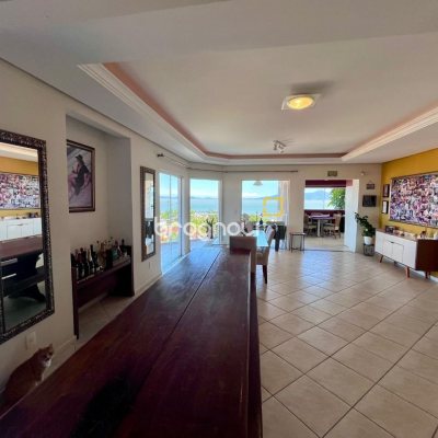 Casa com 348m², 5 quartos (sendo 2 suítes), 5 garagens, no bairro Centro em São José