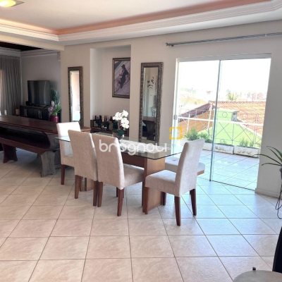 Casa com 348m², 5 quartos (sendo 2 suítes), 5 garagens, no bairro Centro em São José