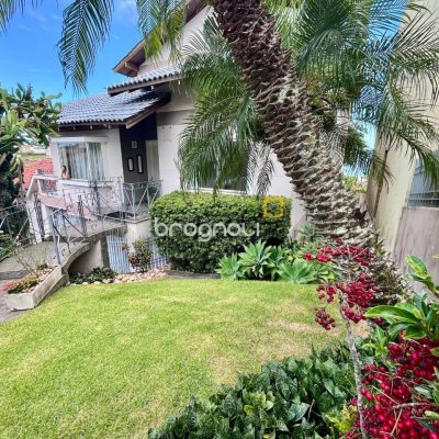 Casa com 348m², 5 quartos (sendo 2 suítes), 5 garagens, no bairro Centro em São José