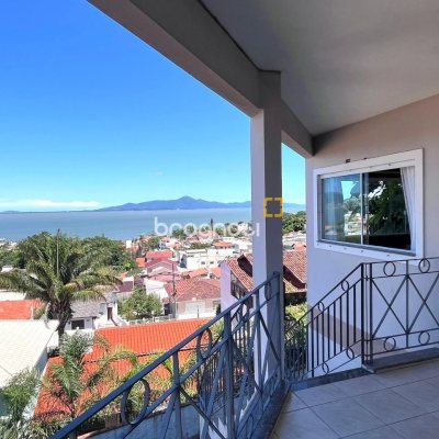 Casa com 348m², 5 quartos (sendo 2 suítes), 5 garagens, no bairro Centro em São José