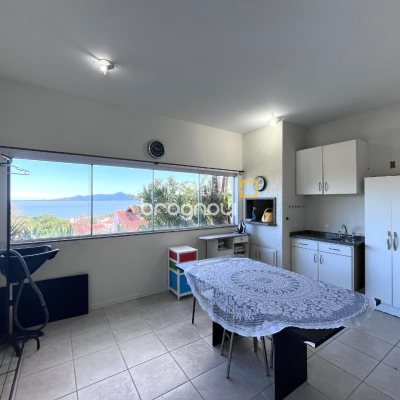 Casa com 348m², 5 quartos (sendo 2 suítes), 5 garagens, no bairro Centro em São José