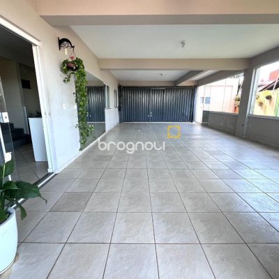 Casa com 348m², 5 quartos (sendo 2 suítes), 5 garagens, no bairro Centro em São José