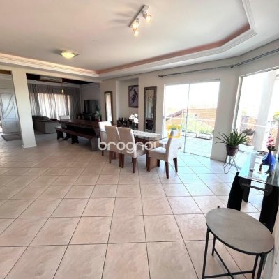 Casa com 348m², 5 quartos (sendo 2 suítes), 5 garagens, no bairro Centro em São José