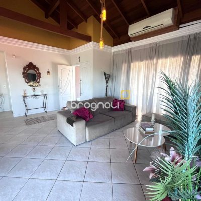 Casa com 348m², 5 quartos (sendo 2 suítes), 5 garagens, no bairro Centro em São José