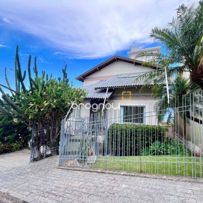 Casa com 348m², 5 quartos (sendo 2 suítes), 5 garagens, no bairro Centro em São José