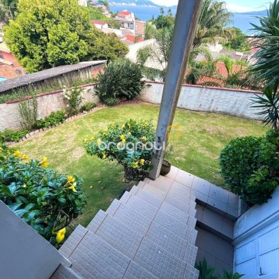 Casa com 348m², 5 quartos (sendo 2 suítes), 5 garagens, no bairro Centro em São José