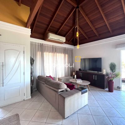 Casa com 348m², 5 quartos (sendo 2 suítes), 5 garagens, no bairro Centro em São José