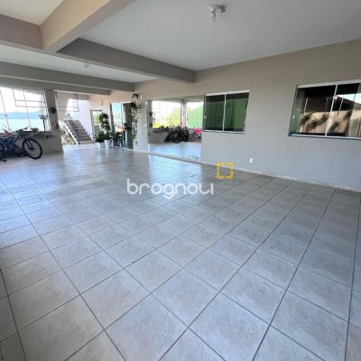 Casa com 348m², 5 quartos (sendo 2 suítes), 5 garagens, no bairro Centro em São José