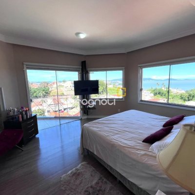 Casa com 348m², 5 quartos (sendo 2 suítes), 5 garagens, no bairro Centro em São José