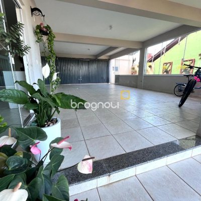 Casa com 348m², 5 quartos (sendo 2 suítes), 5 garagens, no bairro Centro em São José