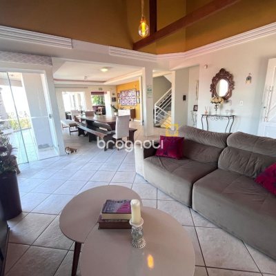 Casa com 348m², 5 quartos (sendo 2 suítes), 5 garagens, no bairro Centro em São José