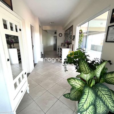 Casa com 348m², 5 quartos (sendo 2 suítes), 5 garagens, no bairro Centro em São José