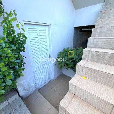 Casa com 348m², 5 quartos (sendo 2 suítes), 5 garagens, no bairro Centro em São José