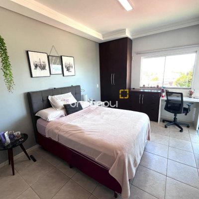 Casa com 348m², 5 quartos (sendo 2 suítes), 5 garagens, no bairro Centro em São José