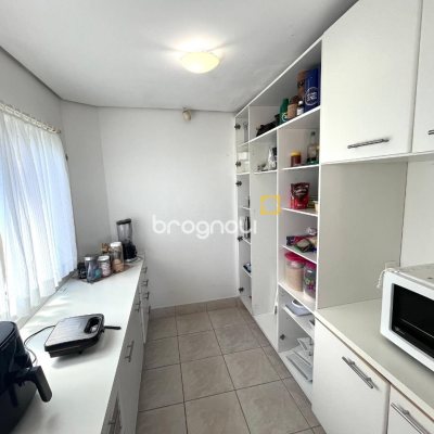 Casa com 348m², 5 quartos (sendo 2 suítes), 5 garagens, no bairro Centro em São José