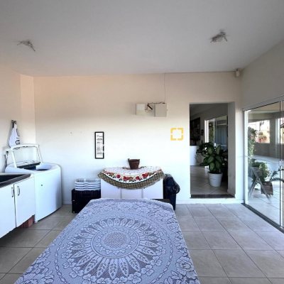 Casa com 348m², 5 quartos (sendo 2 suítes), 5 garagens, no bairro Centro em São José