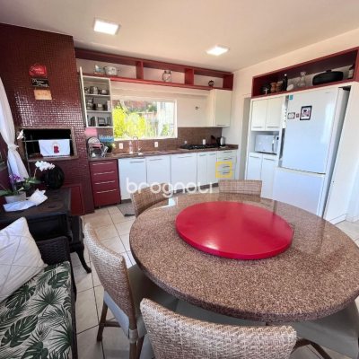 Casa com 348m², 5 quartos (sendo 2 suítes), 5 garagens, no bairro Centro em São José