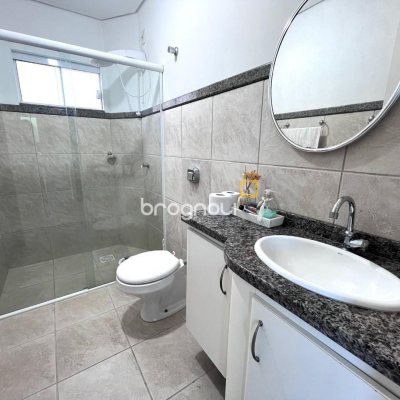Casa com 348m², 5 quartos (sendo 2 suítes), 5 garagens, no bairro Centro em São José