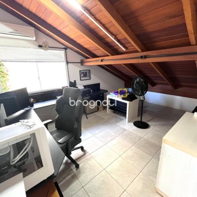Casa com 348m², 5 quartos (sendo 2 suítes), 5 garagens, no bairro Centro em São José