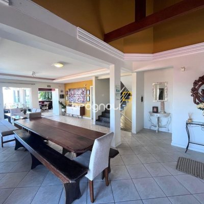 Casa com 348m², 5 quartos (sendo 2 suítes), 5 garagens, no bairro Centro em São José