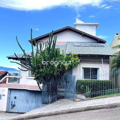 Casa com 348m², 5 quartos (sendo 2 suítes), 5 garagens, no bairro Centro em São José