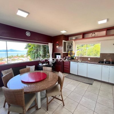 Casa com 348m², 5 quartos (sendo 2 suítes), 5 garagens, no bairro Centro em São José