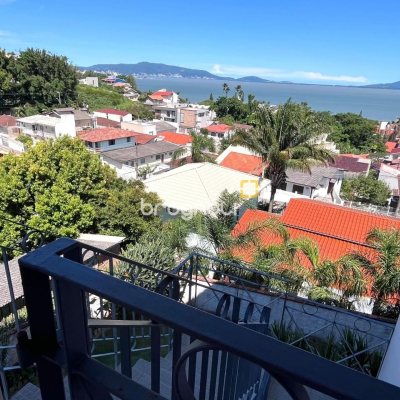 Casa com 348m², 5 quartos (sendo 2 suítes), 5 garagens, no bairro Centro em São José