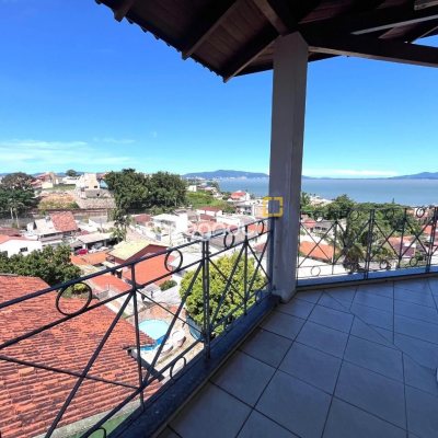 Casa com 348m², 5 quartos (sendo 2 suítes), 5 garagens, no bairro Centro em São José
