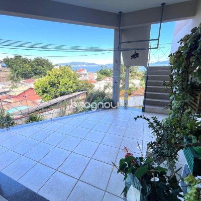 Casa com 348m², 5 quartos (sendo 2 suítes), 5 garagens, no bairro Centro em São José