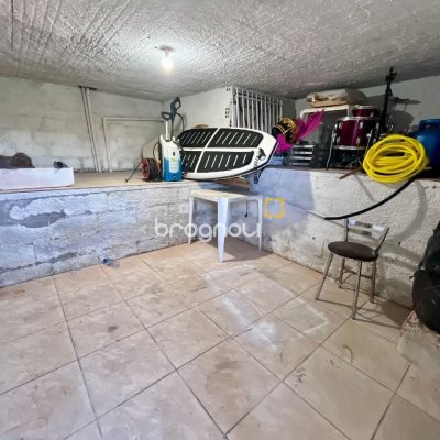 Casa com 348m², 5 quartos (sendo 2 suítes), 5 garagens, no bairro Centro em São José