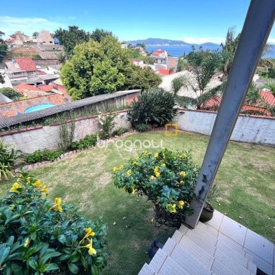 Casa com 348m², 5 quartos (sendo 2 suítes), 5 garagens, no bairro Centro em São José
