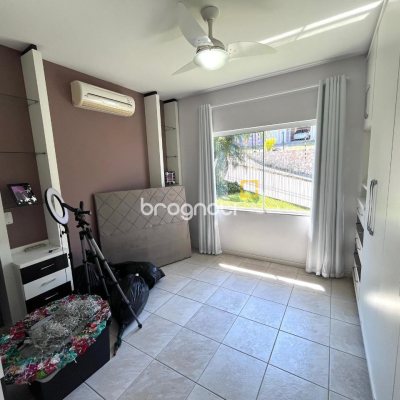 Casa com 348m², 5 quartos (sendo 2 suítes), 5 garagens, no bairro Centro em São José