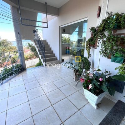 Casa com 348m², 5 quartos (sendo 2 suítes), 5 garagens, no bairro Centro em São José