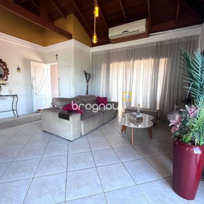 Casa com 348m², 5 quartos (sendo 2 suítes), 5 garagens, no bairro Centro em São José