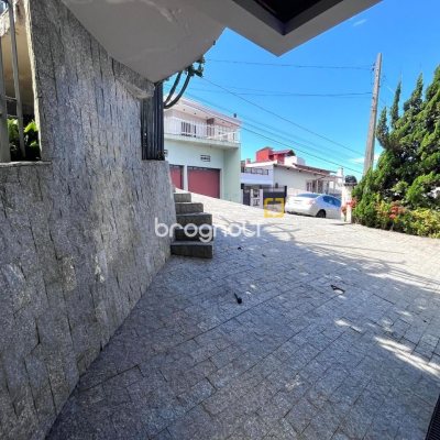 Casa com 348m², 5 quartos (sendo 2 suítes), 5 garagens, no bairro Centro em São José