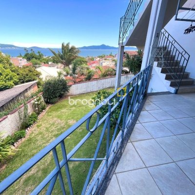 Casa com 348m², 5 quartos (sendo 2 suítes), 5 garagens, no bairro Centro em São José
