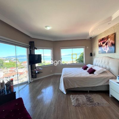 Casa com 348m², 5 quartos (sendo 2 suítes), 5 garagens, no bairro Centro em São José
