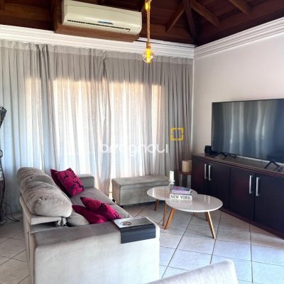 Casa com 348m², 5 quartos (sendo 2 suítes), 5 garagens, no bairro Centro em São José
